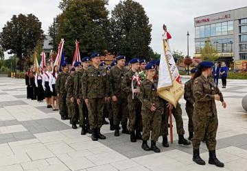 PAMIĘCI BOHATERÓW WRZEŚNIA 1939 ROKU. 86 ROCZNICA BITWY POD PROSZOWICAMI Z UDZIAŁEM POCZTU SZTANDAROWEGO I UCZNIÓW KLAS MUNDUROWYCH ZS PROSZOWICE