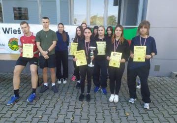 KOLEJNY W TYM ROKU SUKCES SPORTOWY NASZYCH UCZNIÓW - II MIEJSCE W KLASYFIKACJI POWIATÓW W JESIENNYCH BIEGACH PRZEŁAJOWYCH LZS W KRAKOWIE